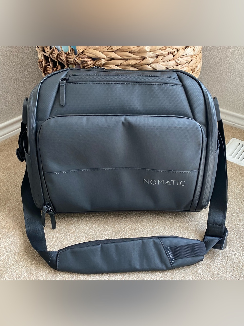 Nomatic Black Messenger Bag Professional Travel Modern Premium Functional